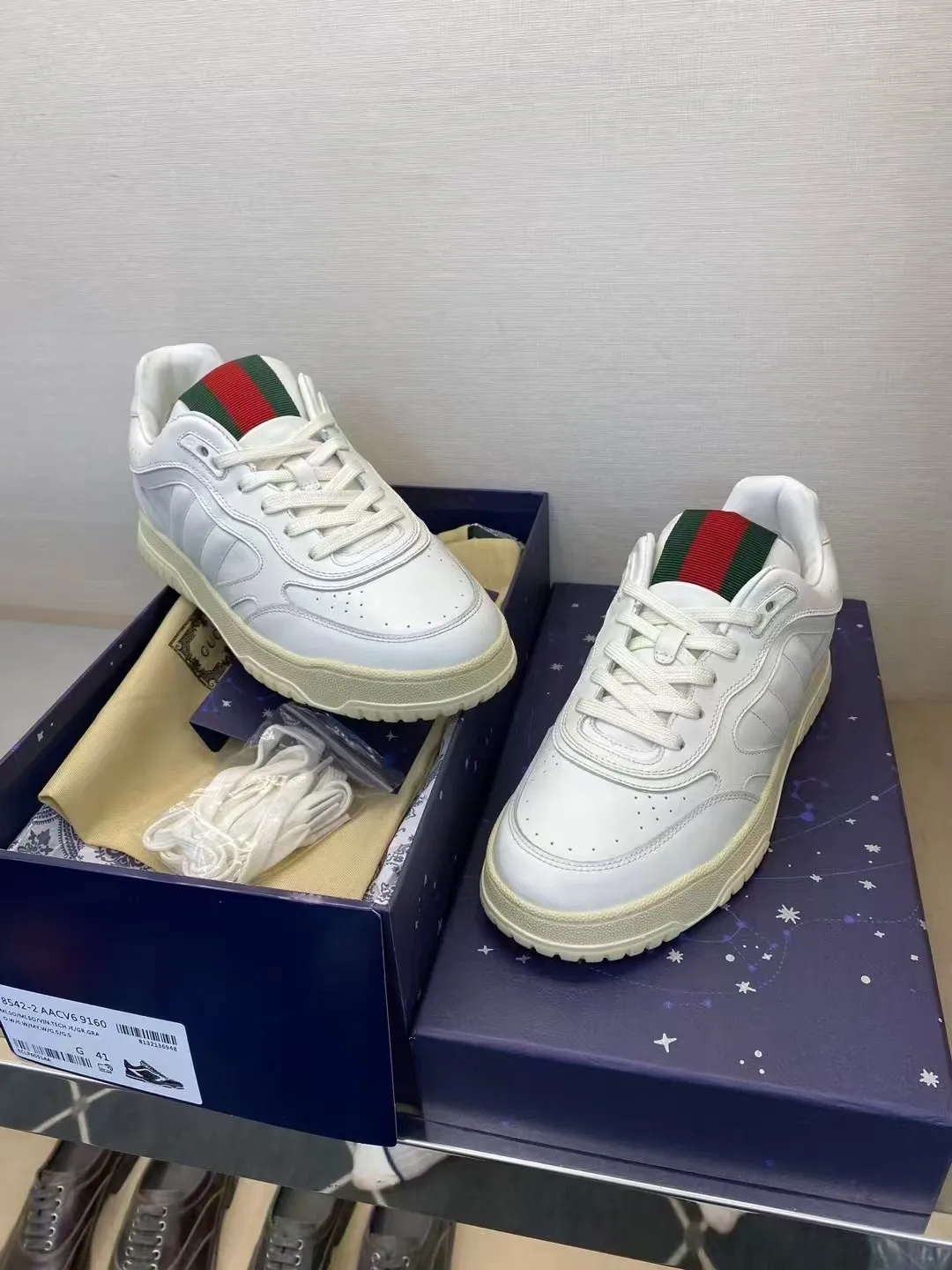 P400 new men's shoes GUCCI [Lightning] latest shoes are shipped. Original quality, fashionable, made of special materials, sheepskin lining, brand new packaging. The foot feels super comfortable and the workmanship is impeccable. Size: Male 38-45.